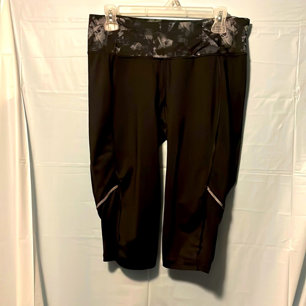 Old Navy Activewear knee length yoga/exercise pants spandex material